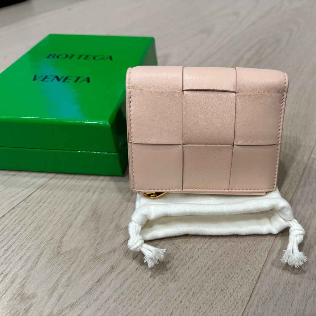 Bottega Veneta Vibrant Green Box With White Pouch